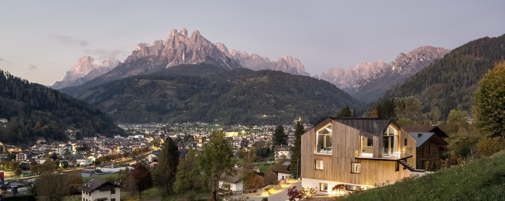 Veduta di Casa LAGO Dolomiti nel borgo di Primiero San Martino di Castrozza, tra le montagne delle Dolomiti
